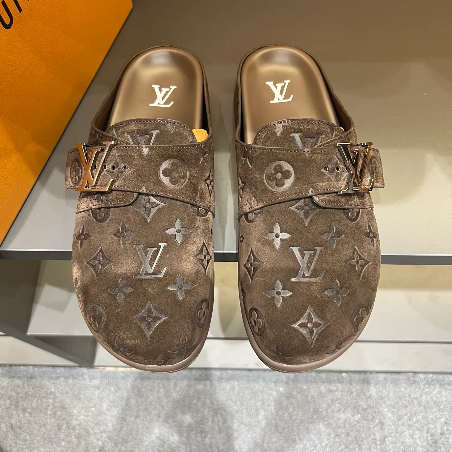 P360, 38-45 LV Easy 2025 new men's casual sandals, made of suede cow leather, with Monogram pattern to highlight the trendy style. Adjustable straps illuminated with LV letters, while a resilient insole and micro outsole provide lightweight comfort. Made of suede cow leather with embossed Monogram pattern and brand element metal hardware✅Adjustable straps➕Tough insole‼ ️Micro outsole. Comfortable and easy to wear‼ ️
